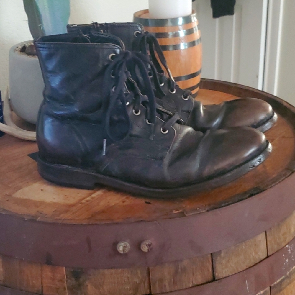 Mens size 9 black distressed Bowery Frye boots